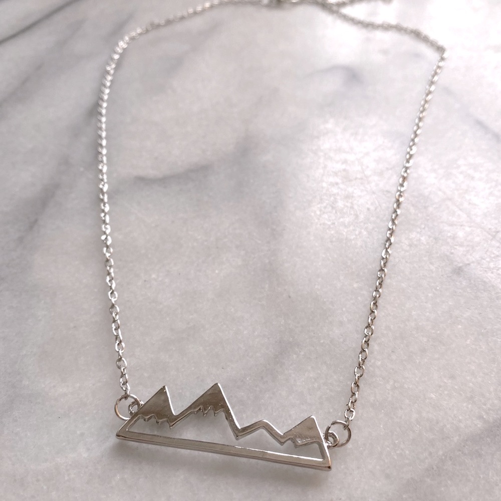 NWOT silver mountain necklace